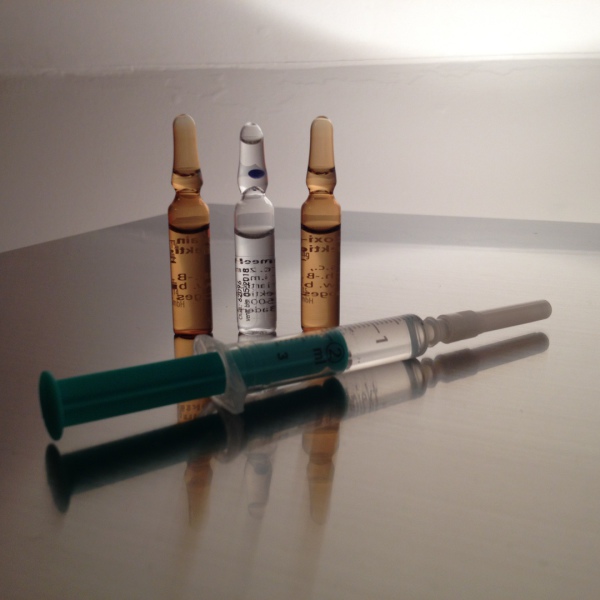 Injektionstherapie Ampullen und Spritze