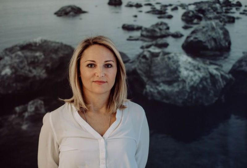 Heilpraktikerin Carmen Hopf-Göller in ruhiger Atmosphäre